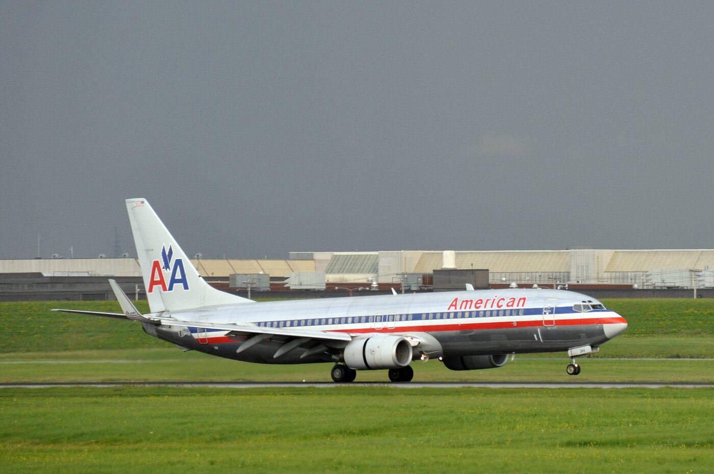 An American Airlines Boeing 737 at Montréal–Trudeau International Airport