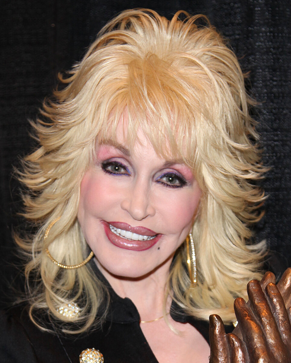 Dolly Parton smiling while accepting the Liseberg Applause Award in 2010