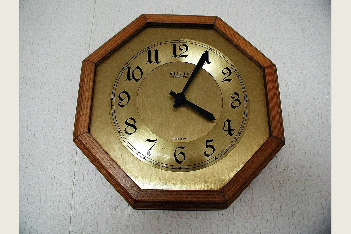 An analog wall clock