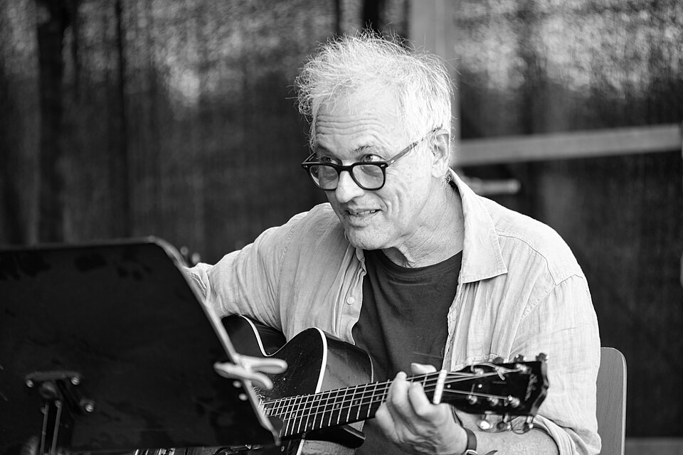 Marc Ribot playing guitar at the INNtöne Jazzfestival in July 2024