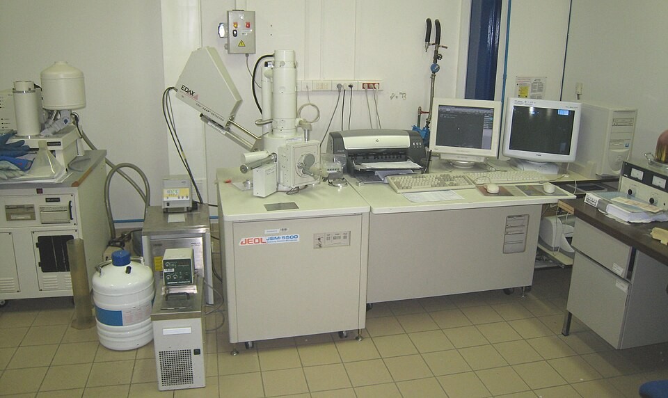 A scanning electron microscope and its laboratory accessories